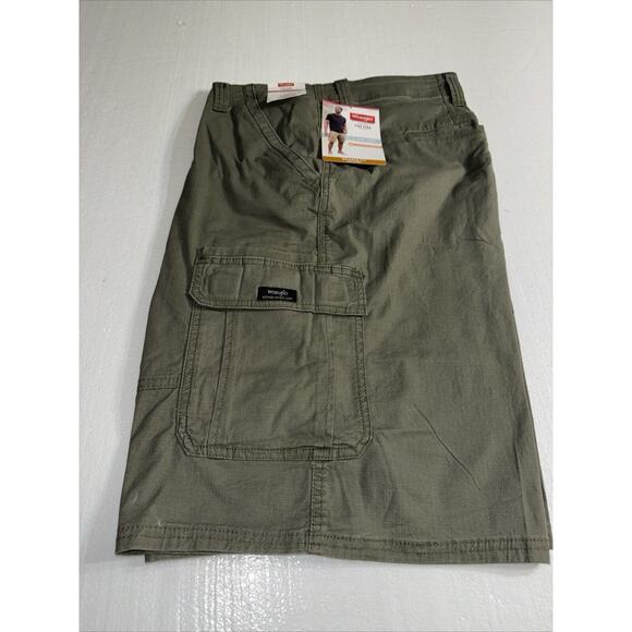 New Men's Wrangler Relaxed‎ Fit Cargo Shorts Epic Soft Olive 48x10 - Picture 1 of 3